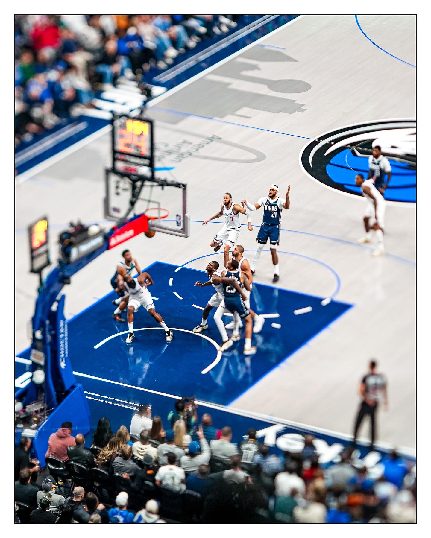  达拉斯独行侠训练开放日，冲刺阶段战术微调引观众欢呼，NBA季后赛在即，轮换策略被讨论-满冠app下载