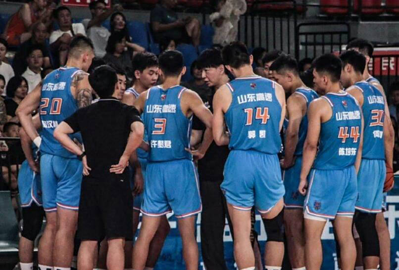 关于赛地聚焦——CBA常规赛国际比赛日热度飙升，山东男篮迎来里程碑，管理层满意，更衣室氛围转暖的信息-满冠app下载