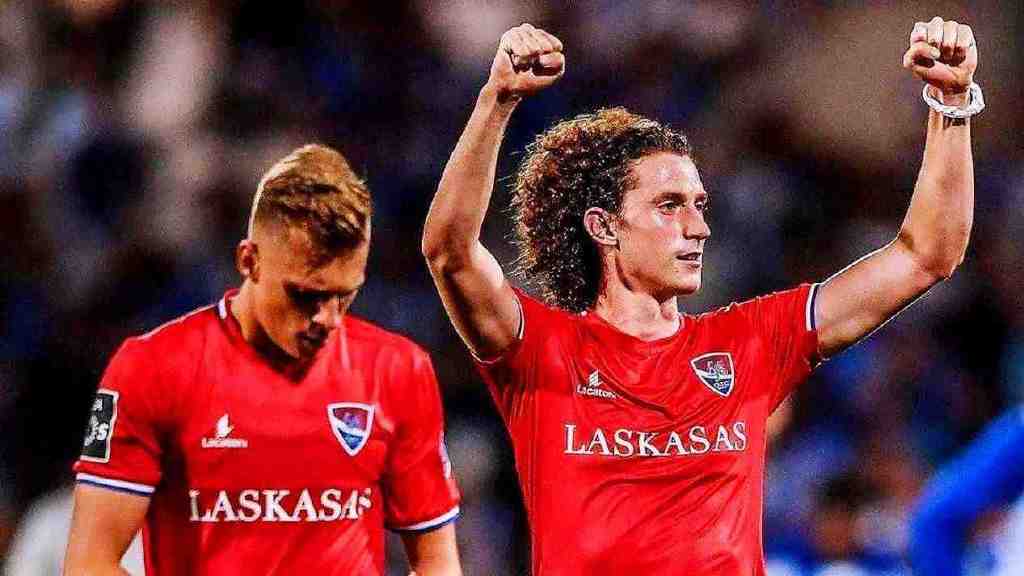 波尔图训练开放日;赛后门线救险引欢呼;葡超在即;阵容厚度经受考验-满冠