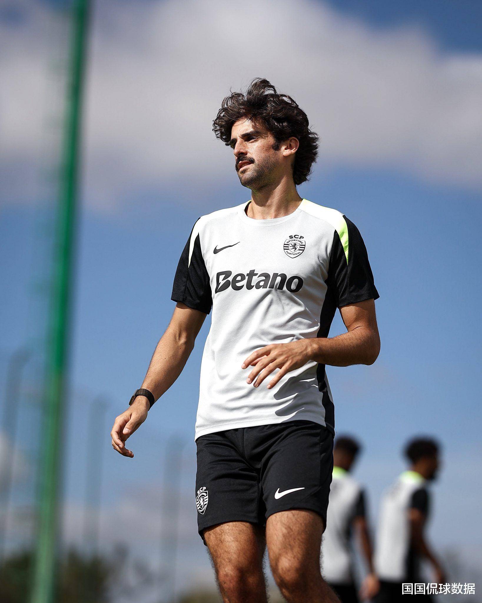 波尔图训练开放日;赛后门线救险引欢呼;葡超在即;阵容厚度经受考验-满冠