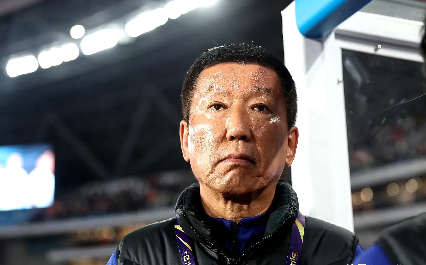  德甲赛程吃紧，山东泰山转会期再遭质疑，悬念犹存，临场指挥获称赞-满冠