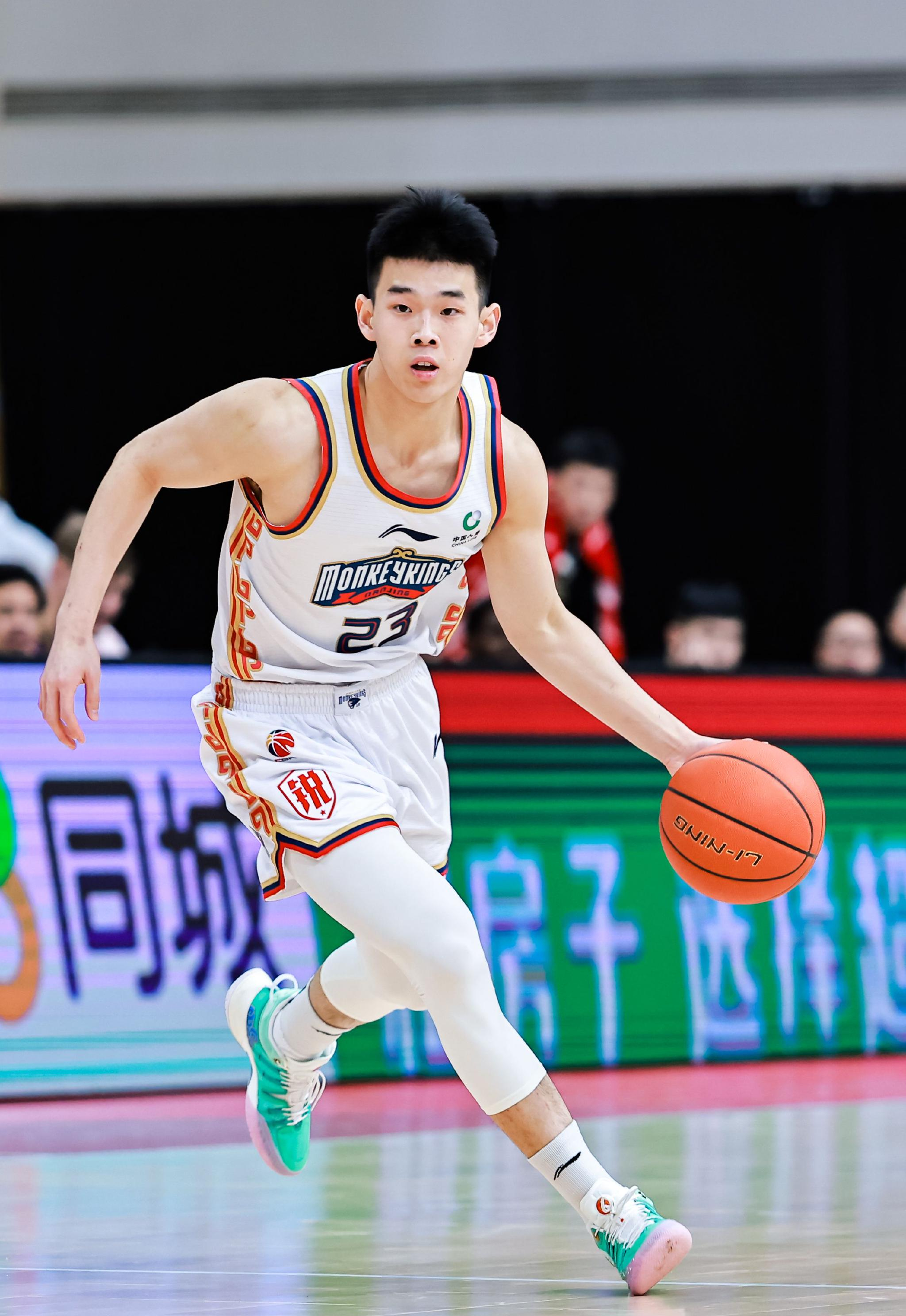 深圳男篮迎西甲关键赛；清晨扳平良机；压力陡增；更衣室氛围转暖的简单介绍